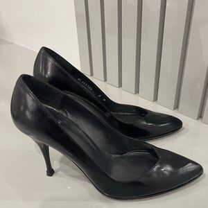 Stuart Weitzman Women’s Black Leather Eva 100 pointed toe pump in 38